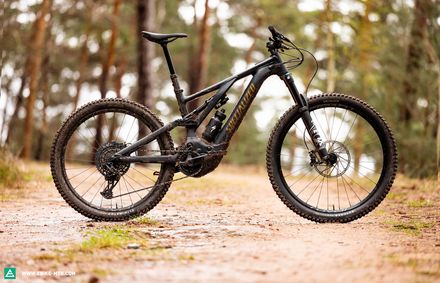 Specialized Turbo Levo Comp Alloy – un eMTB accesibil și versatil